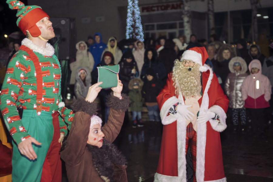 С премиерната постановка за деца на ДКТ-Враца „Коледна неразбория“ грейнаха светлините на коледната елха в Мездра