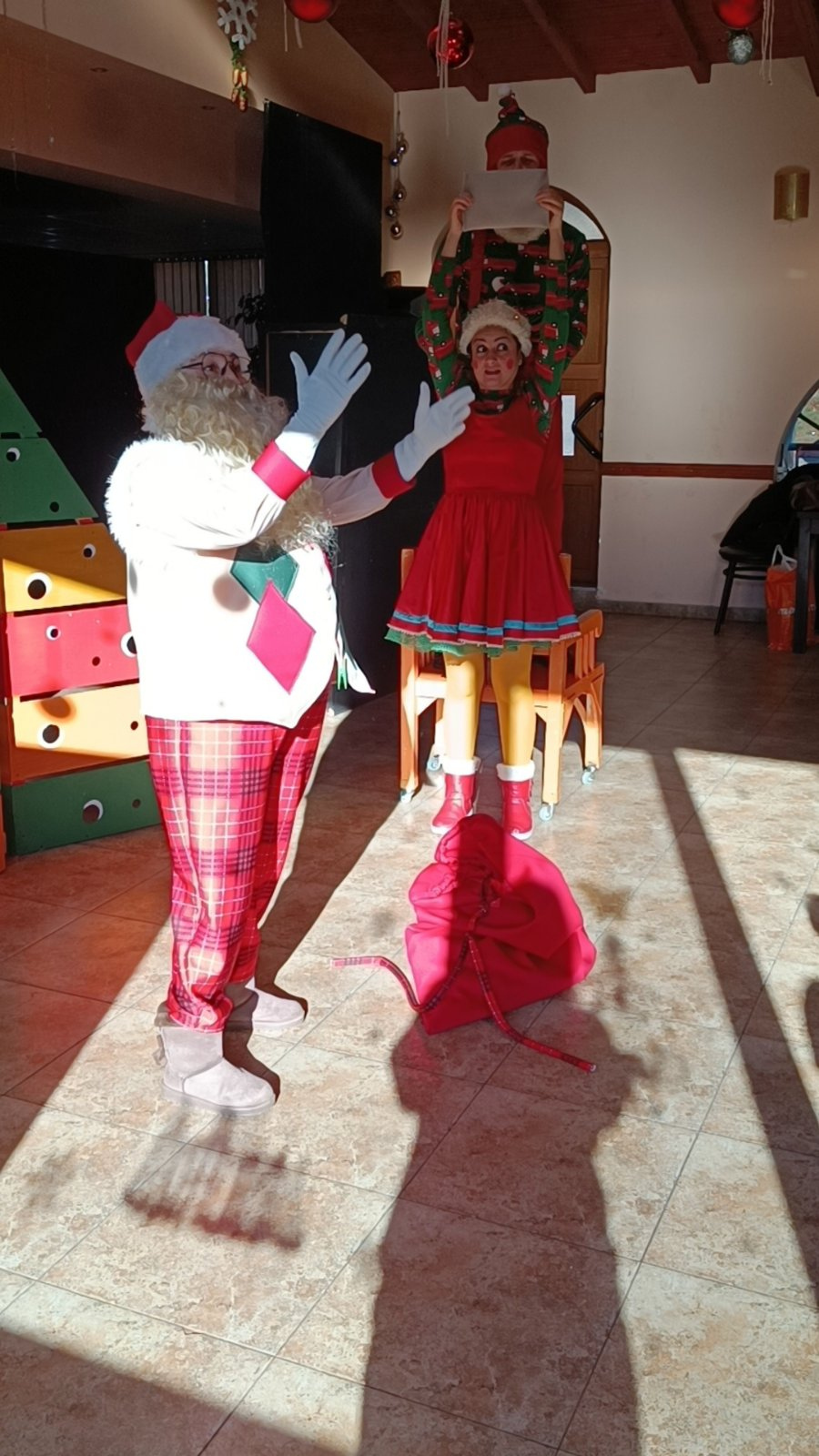 „Коледна неразбория“ зарадва децата в Зверино 