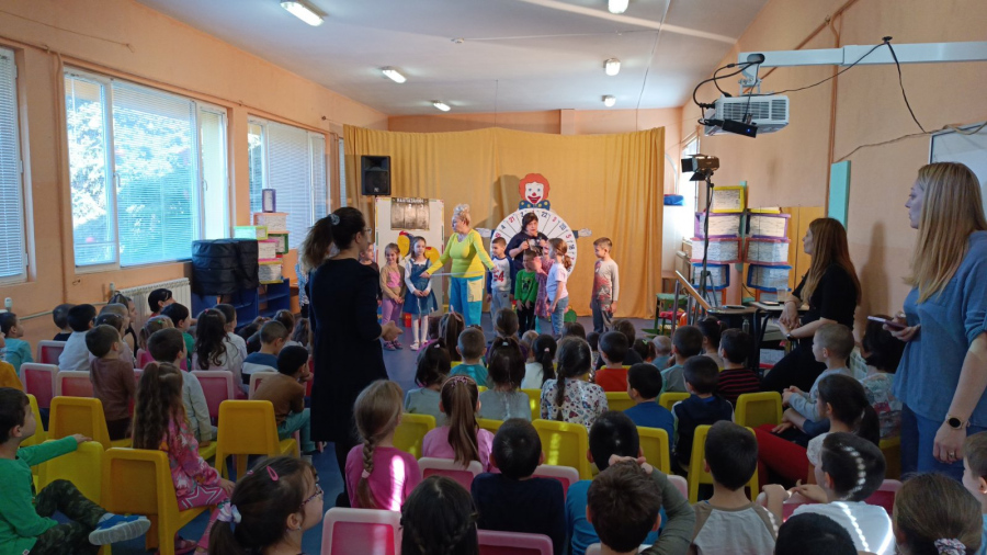 Врачанският театър зарадва децата в Червен бряг